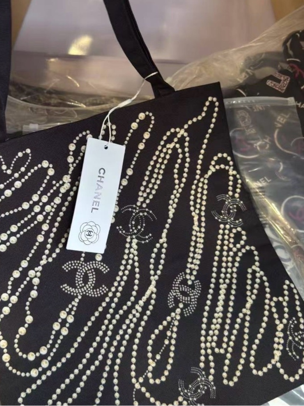 Beauty Tote Black with White Pearl-Dot Swirl Pattern; New - Picture 3 of 4